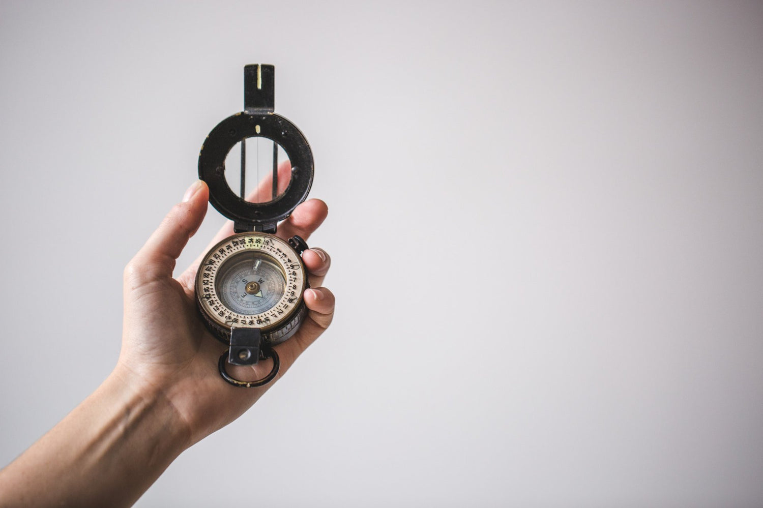 Ein geöffneter Kompass in der Hand als Metapher für die Beratung und Wegweisung in der Welt der Vitalpilze, die Orientierung und Unterstützung auf dem Weg zur natürlichen Gesundheit bieten.