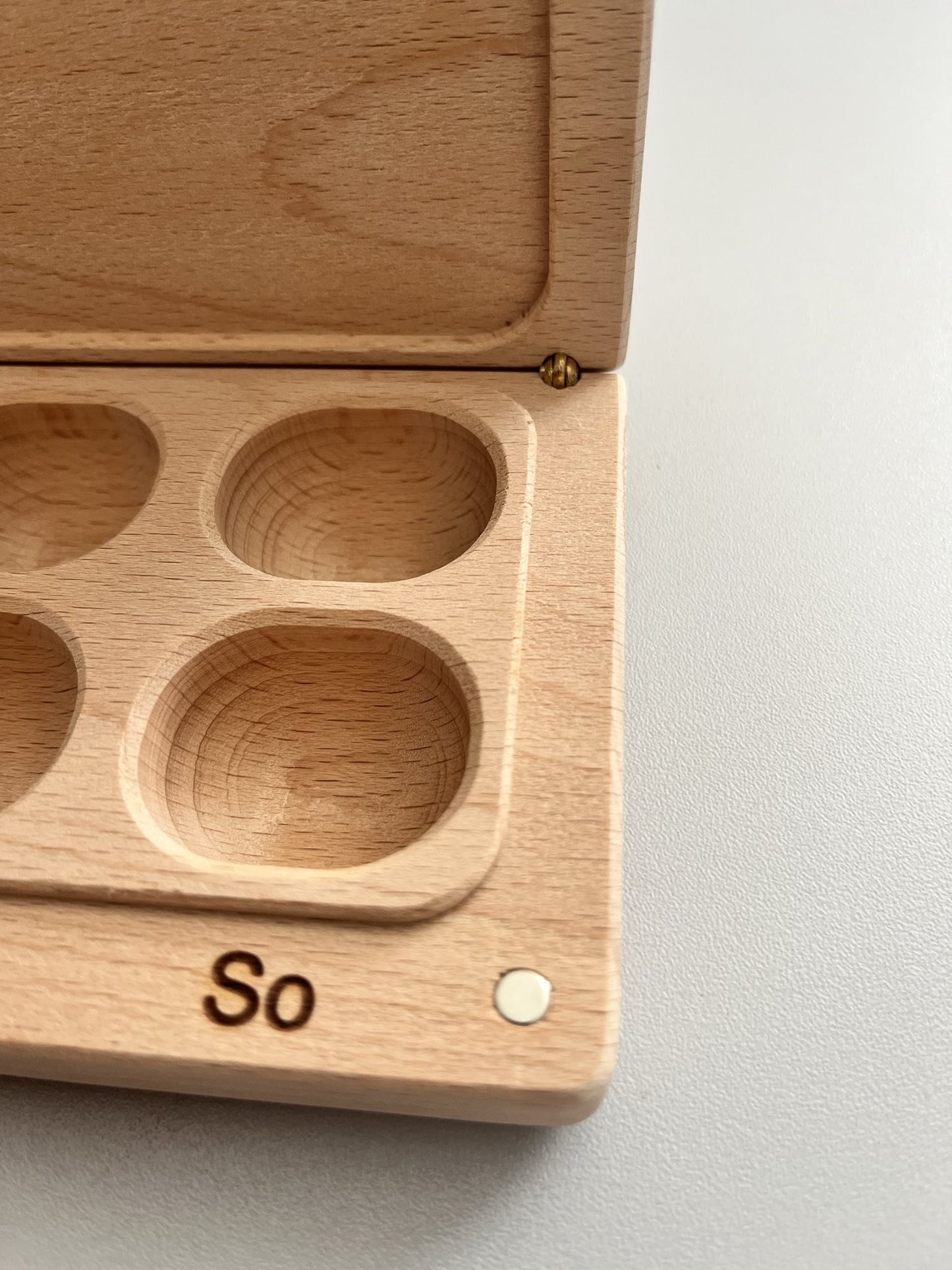 Detail des Magnetverschlusses einer Holz-Pillendose.