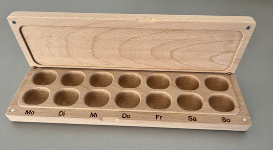 Offene Pillendose aus Holz mit 14 Fächern für die Wochenration Vitalpilze.
