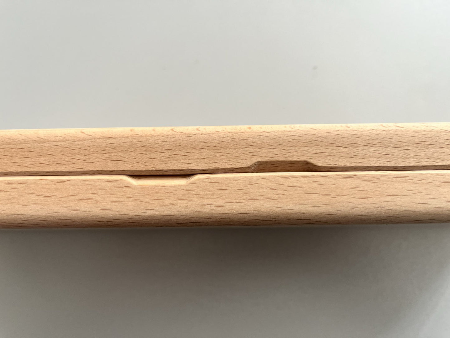Pillendose aus Holz in seitlicher Ansicht.