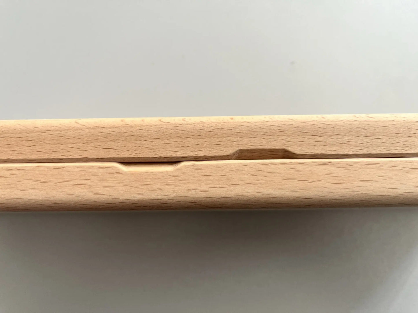 Pillendose aus Holz in seitlicher Ansicht.