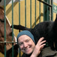 Bild von Tierheilpraktiker Tom Steinmetz mit eine Katze auf der Schulter und einem lieb guckenden Pferd.