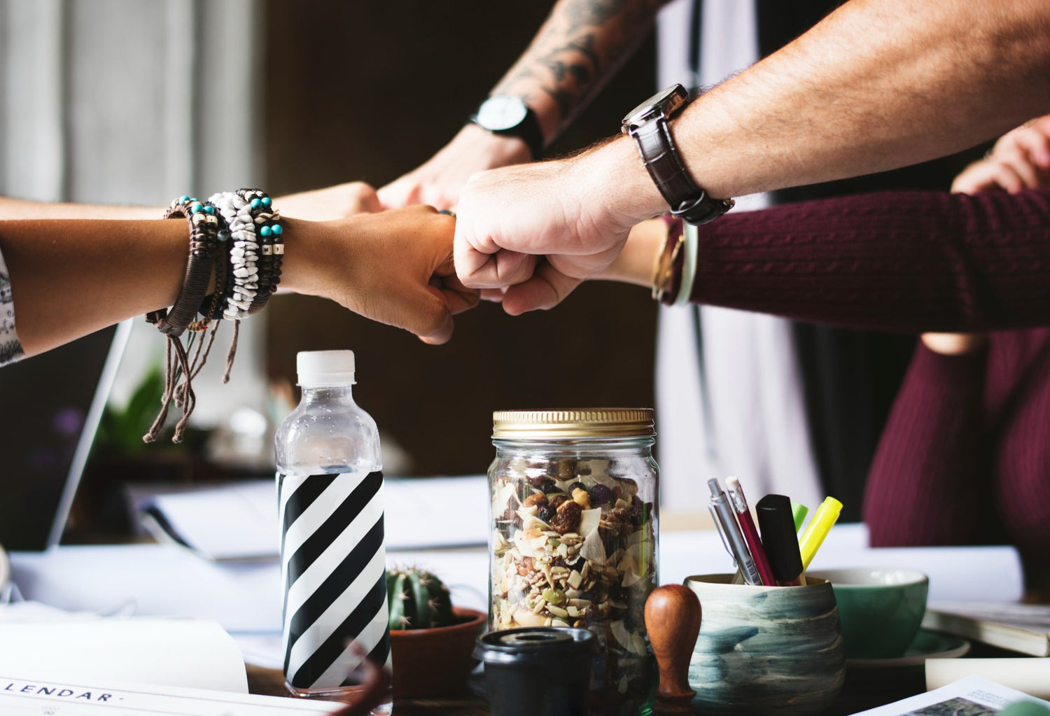 Ein symbolischer Fistbump, Sinnbild für die Vernetzung und das Gemeinschaftsgefühl bei Mycelium Pilzkraft, ähnlich dem komplexen Myzelnetzwerk von Vitalpilzen, das ein starkes Fundament für Wachstum und Gesundheit bildet.