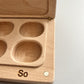 Detail des Magnetverschlusses einer Holz-Pillendose.