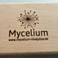 Graviertes Mycelium-Logo auf der Holz-Pillendose.