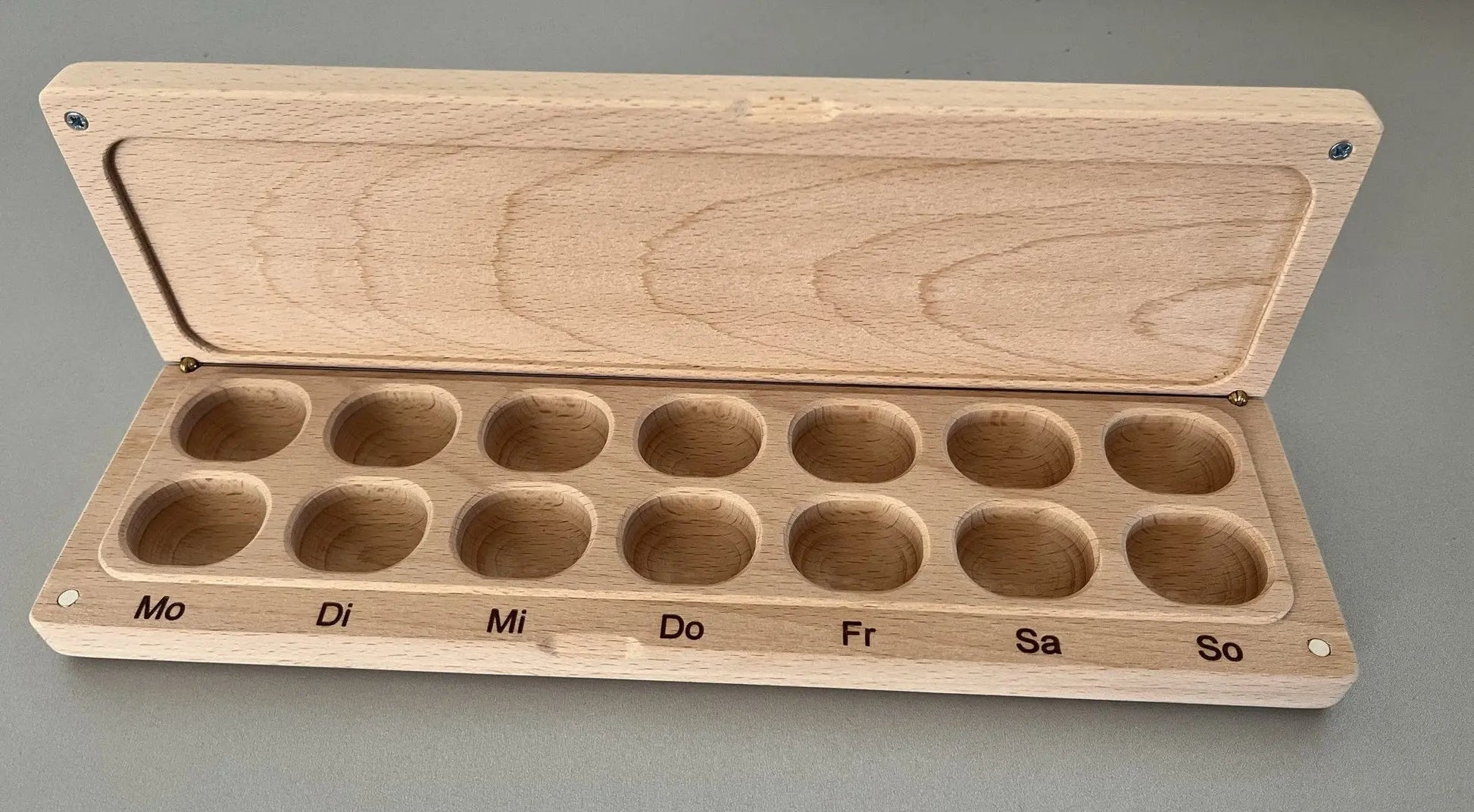 Tablettenbox aus Holz für stilvolle Ordnung